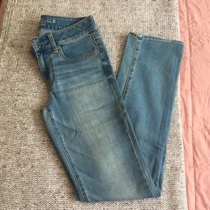 AE medium wash, mid rise straight jeans👖
